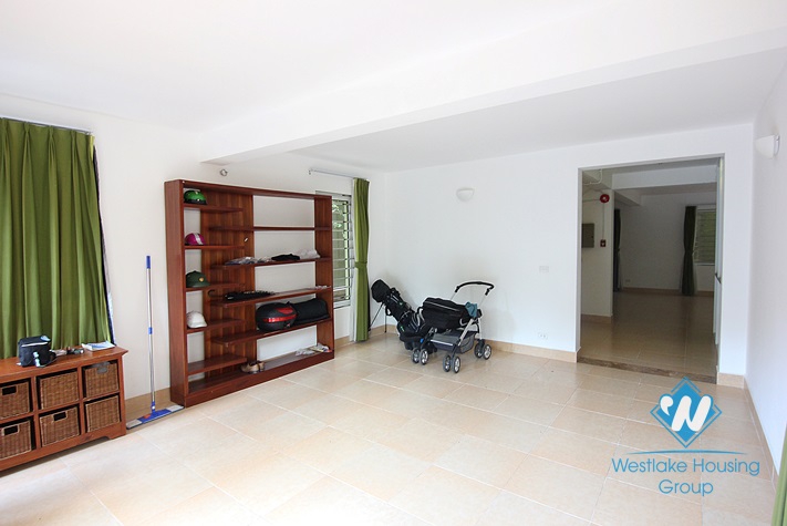 Splendid villa for rent on the lake in Tay Ho, Hanoi 